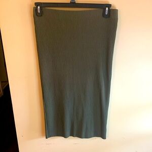 H&M Olive green pull on ribbed midi skirt for any occasion.